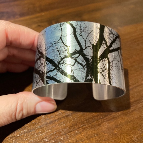 Beautiful cuff bracelet with tree design - Picture 6 of 7